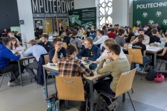 Uczestnicy konkursu Naboj siedzą na stanowiskach na holu Centrum Nowoczesnego Kształcenia Politechniki Białostockiej. Fot Dariusz Piekut/PB