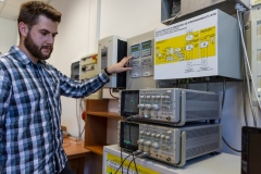 Student przy aparaturze w laboratorium Wydziału Elektrycznego. Fot. Piotr Awramiuk