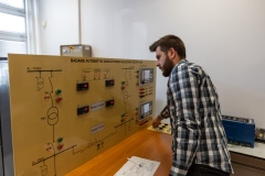 Student przy aparaturze elektrotechnicznej. Fot. Piotr Awramiuk