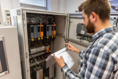 Student przy aparaturze w laboratorium Wydziału Elektrycznego. Fot. Piotr Awramiuk