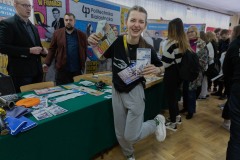 Politechnika Białostocka na Prezentacjach „Uczelnie w Powiecie” w II LO w Hajnówce. 27.02.2023 r. Fot. Dariusz Piekut/PB. Uczennica pozuje z ulotką rekrutacyjną