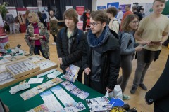 Politechnika Białostocka na Prezentacjach „Uczelnie w Powiecie” w II LO w Hajnówce. 27.02.2023 r. Fot. Dariusz Piekut/PB. Uczniowie rozmawiają przy stoisku uczelni