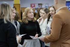 Politechnika Białostocka na Prezentacjach „Uczelnie w Powiecie” w II LO w Hajnówce. 27.02.2023 r. Fot. Dariusz Piekut/PB. Uczniowie rozmawiają przy stoisku uczelni