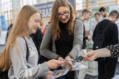 Uczennice przy stoisku Politechniki Białostockiej na XII Sokołowskich Targach Pracy, Edukacji i Kariery „Szarada” 15 marca 2023 r. fot. Dariusz Piekut/PB