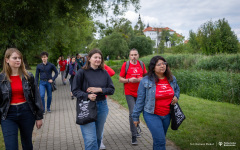 2024-07-03-Międzynarodowa-szkoła-letnia-spacer-po-Supraślu-fot-Dariusz-Piekut