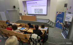 2025-10-08-Absolwenci-PB-dzielą-się-doświadczeniami-zawodowymi-w-sesji-Erasmus+-InnHUB-fot-Dariusz-Piekut-PB
