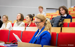 2025-10-08-Absolwenci-PB-dzielą-się-doświadczeniami-zawodowymi-w-sesji-Erasmus+-InnHUB-fot-Dariusz-Piekut-PB