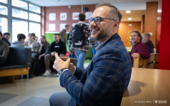 2025-10-14-Kawka-z-profesorem-na-WE-fot-Dariusz-Piekut-PB