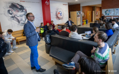 2025-10-14-Kawka-z-profesorem-na-WE-fot-Dariusz-Piekut-PB
