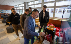 2025-10-14-Kawka-z-profesorem-na-WE-fot-Dariusz-Piekut-PB
