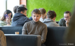 2025-10-14-Kawka-z-profesorem-na-WE-fot-Dariusz-Piekut-PB