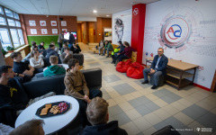2025-10-14-Kawka-z-profesorem-na-WE-fot-Dariusz-Piekut-PB