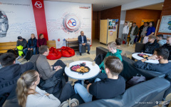 2025-10-14-Kawka-z-profesorem-na-WE-fot-Dariusz-Piekut-PB
