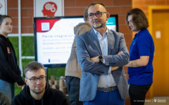 2025-10-14-Kawka-z-profesorem-na-WE-fot-Dariusz-Piekut-PB