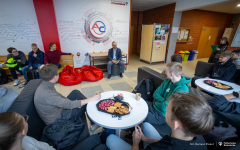 2025-10-14-Kawka-z-profesorem-na-WE-fot-Dariusz-Piekut-PB