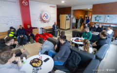 2025-10-14-Kawka-z-profesorem-na-WE-fot-Dariusz-Piekut-PB