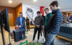 2025-10-14-Kawka-z-profesorem-na-WE-fot-Dariusz-Piekut-PB