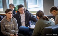 2025-10-14-Kawka-z-profesorem-na-WE-fot-Dariusz-Piekut-PB