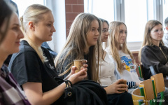 2025-11-19-Kawka-z-Profesorem-fot-Dariusz-Piekut-PB