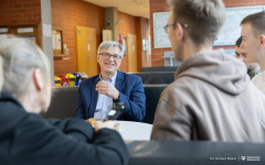 2025-11-19-Kawka-z-Profesorem-fot-Dariusz-Piekut-PB