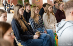 2025-11-19-Kawka-z-Profesorem-fot-Dariusz-Piekut-PB