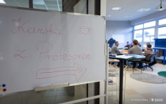 2025-11-19-Kawka-z-Profesorem-fot-Dariusz-Piekut-PB