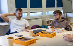 2025-11-19-Kawka-z-Profesorem-fot-Dariusz-Piekut-PB