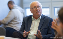 2025-11-19-Kawka-z-Profesorem-fot-Dariusz-Piekut-PB