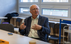 2025-11-19-Kawka-z-Profesorem-fot-Dariusz-Piekut-PB