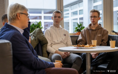 2025-11-19-Kawka-z-Profesorem-fot-Dariusz-Piekut-PB