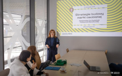 2025-11-25-ADD-Strategie-budowy-marki-osobistej-fot-Iryna-Mikhno-PB