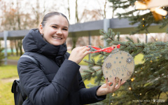 2025-12-01-Ubieranie-choinki-fot-Dariusz-Piekut-PB