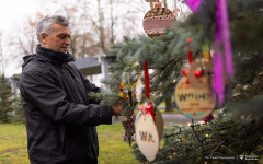 2025-12-03-ubieranie-choinki-fot-P.Jankowski-04