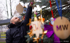 2025-12-03-ubieranie-choinki-fot-P.Jankowski-15