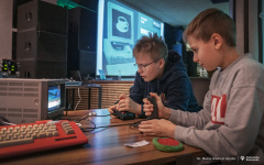 2025-12-11-kawiarnia-naukowa-narodziny-najwiekszego-gadzetu-ludzkosci