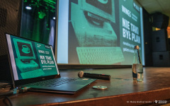 2025-12-11-kawiarnia-naukowa-narodziny-najwiekszego-gadzetu-ludzkosci