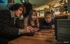 2025-12-11-kawiarnia-naukowa-narodziny-najwiekszego-gadzetu-ludzkosci