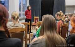 2025-12-17-kawka-z-profesorem-na-WA-fot-Maciej-Giedrojc-Juraha