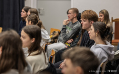 2025-12-17-kawka-z-profesorem-na-WA-fot-Maciej-Giedrojc-Juraha