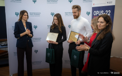2025-12-19-WBiNŚ-stypendia-dla-studentów-biotechnologii-fot-Iryna-Mikhno-PB