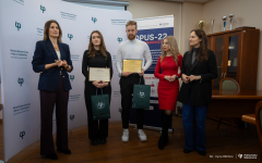 2025-12-19-WBiNŚ-stypendia-dla-studentów-biotechnologii-fot-Iryna-Mikhno-PB