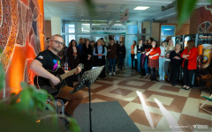 2026-01-21-koncert-prorektora-ds-studenckich-dla-WOŚP-fot-Iryna-Mikhno-PB