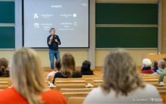 2026-01-23-Wykład-PZP-o Szczęściu, którego szukamy tam, gdzie go nie ma-PZP-Dostępna PB-fot-Iryna-Mikhno-PB