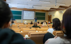 2026-01-23-Wykład-PZP-o Szczęściu, którego szukamy tam, gdzie go nie ma-PZP-Dostępna PB-fot-Iryna-Mikhno-PB