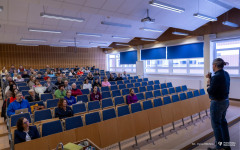 2026-01-23-Wykład-PZP-o Szczęściu, którego szukamy tam, gdzie go nie ma-PZP-Dostępna PB-fot-Iryna-Mikhno-PB