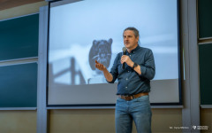 2026-01-23-Wykład-PZP-o Szczęściu, którego szukamy tam, gdzie go nie ma-PZP-Dostępna PB-fot-Iryna-Mikhno-PB