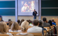 2026-01-23-Wykład-PZP-o Szczęściu, którego szukamy tam, gdzie go nie ma-PZP-Dostępna PB-fot-Iryna-Mikhno-PB