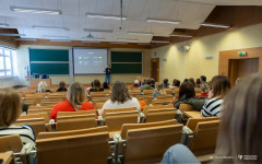 2026-01-23-Wykład-PZP-o Szczęściu, którego szukamy tam, gdzie go nie ma-PZP-Dostępna PB-fot-Iryna-Mikhno-PB