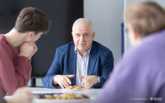 2026-01-28-Kawka-z-profesorem-fot-Dariusz-Piekut-PB