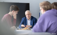 2026-01-28-Kawka-z-profesorem-fot-Dariusz-Piekut-PB